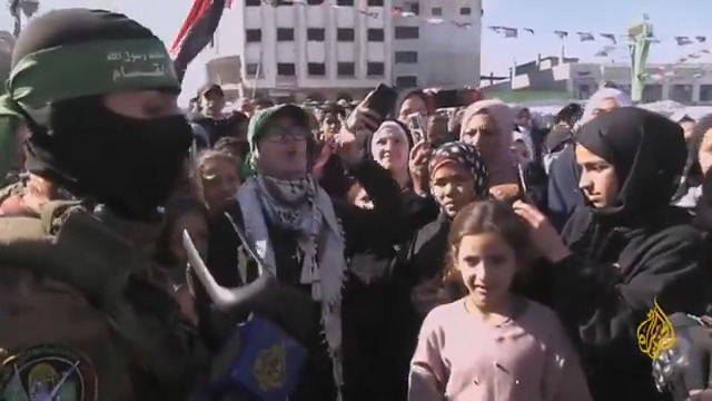 "وعد قائد القسام فاعلم قد غدا للموت جند منزلون".. فلسطينية تلقي قصيدة شعر خلال مراسم تسليم الأسيرات الإسرائيليات بموجب صفقة التبادل #حرب_غزة #الأخبار
