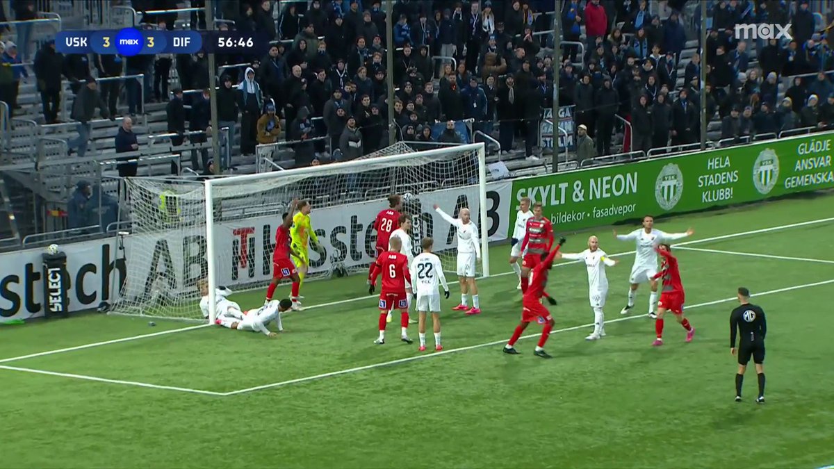 Västerås SK kvitterar på nytt! I vad som ser ut som att vara ett självmål av Djurgården. 3-3 ⚪️🟢 📲 Se matchen på Max
