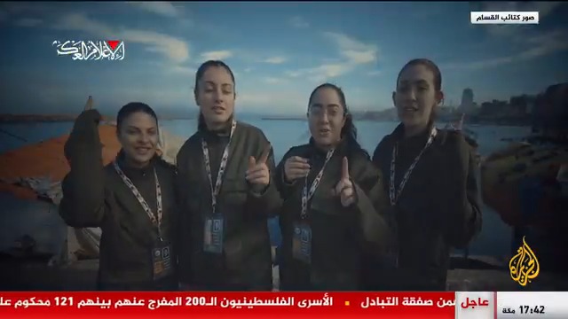 تحدثن اللغة العربية.. مشاهد نشرتها كتائب القسـ.ـام للحظات تسليم الأسيرات المجندات الـ4 في ميدان فلسطين وسط مدينة غزة