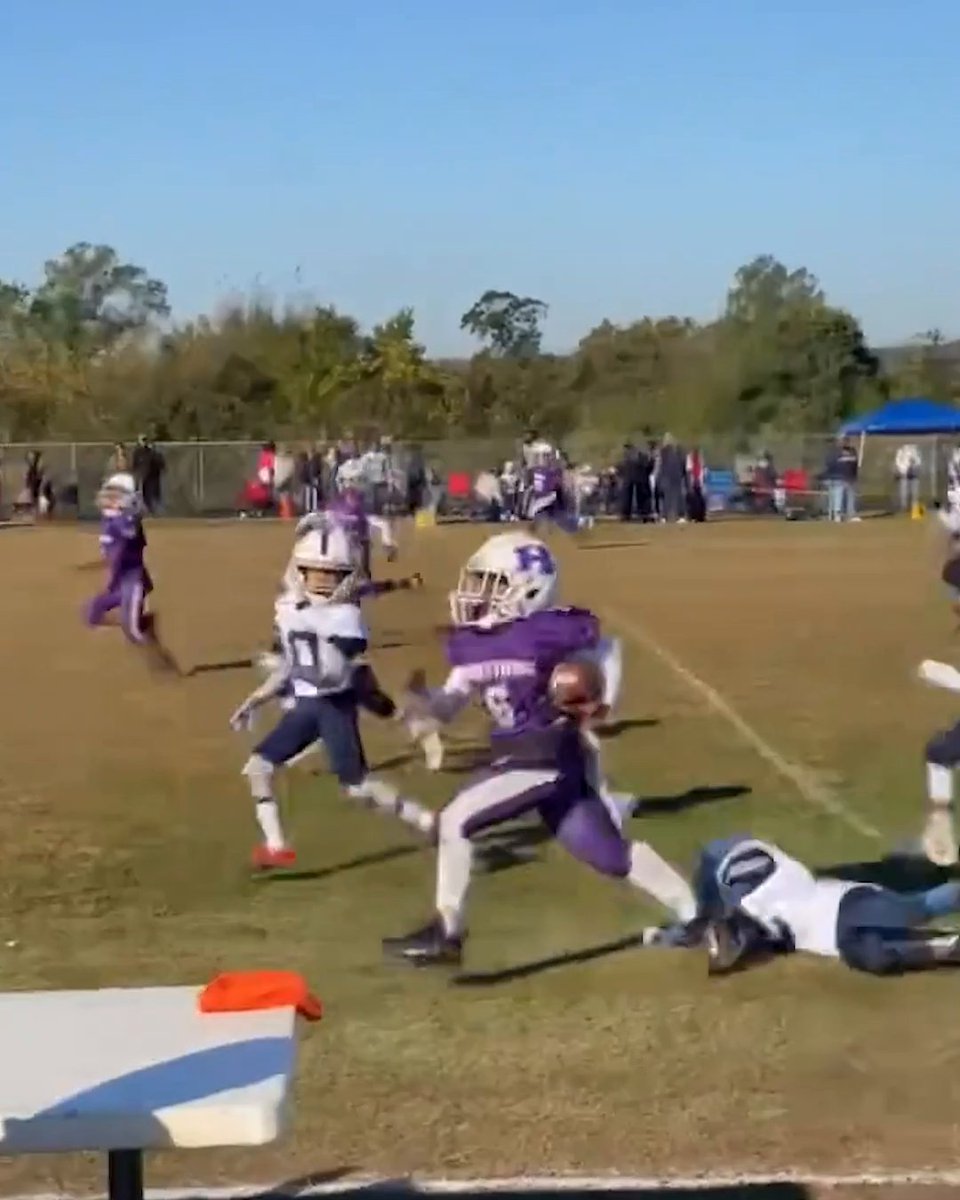 WILD: A six-year-old kid with 5 of the meanest stiff arms you’ll ever see wiped out the entire defense. 😤😤😤 AN ABSOLUTE DAWG.