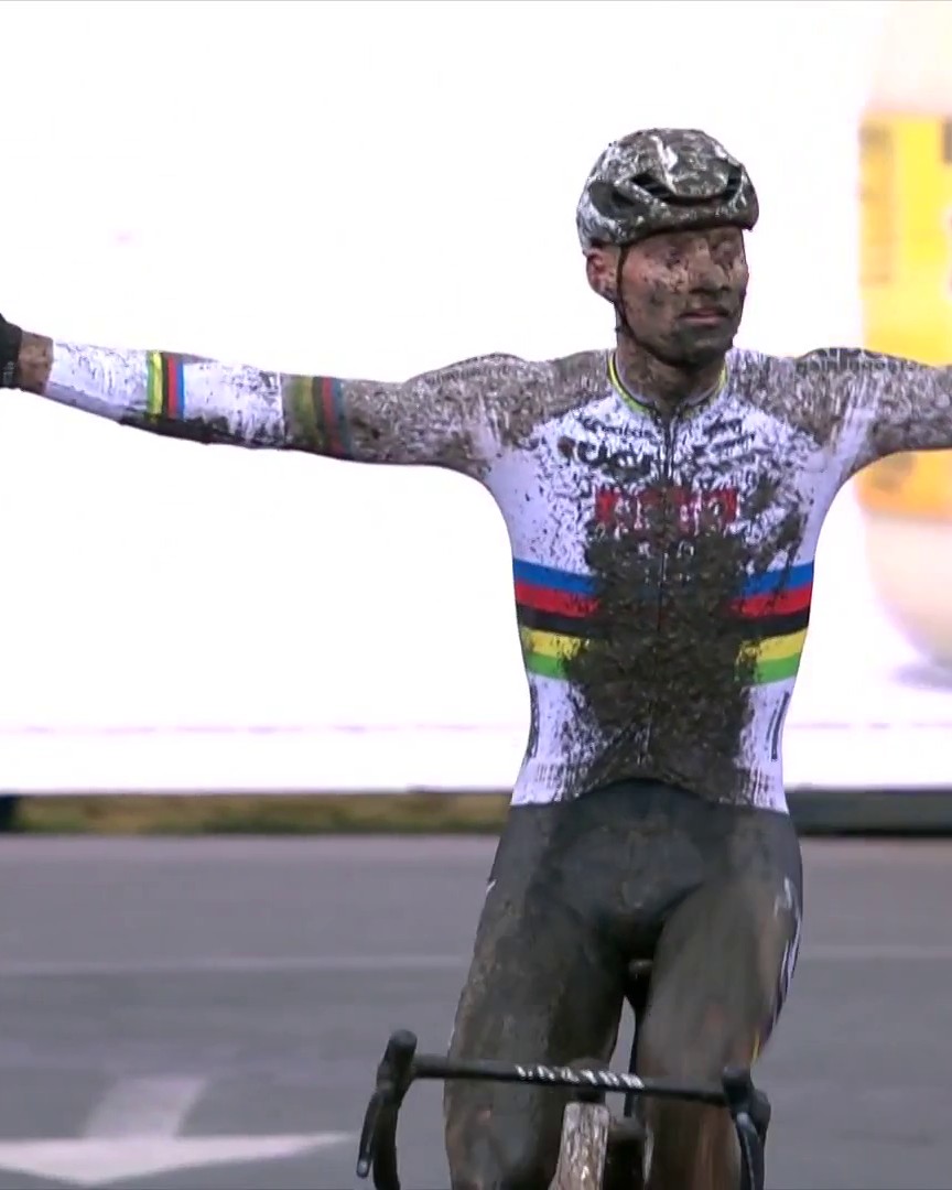 Le petit clin d’œil de Mathieu van der Poel à Remco Evenepoel avec sa célébration, en marge de sa victoire à Maasmechelen. Le Belge, adepte du geste de Ben Shelton, fête ses 25 ans ce samedi. #CXWorldCup