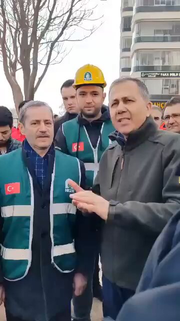 Konya da Binanın çökmesi sonucu göçük altında kalan ailelere İlk mudahaleyi yapan Nezir derneği kurtarma ekibine ve sıcak çay yemek hizmeti için çadırını kurup 24 saate yakın süredir hizmetini devam ettiren kardeşlerimize sayın bakan tessekkürlerini sundu.