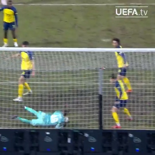 Stunning triple save 🥵 Royale Union Saint-Gilloise | #UEL