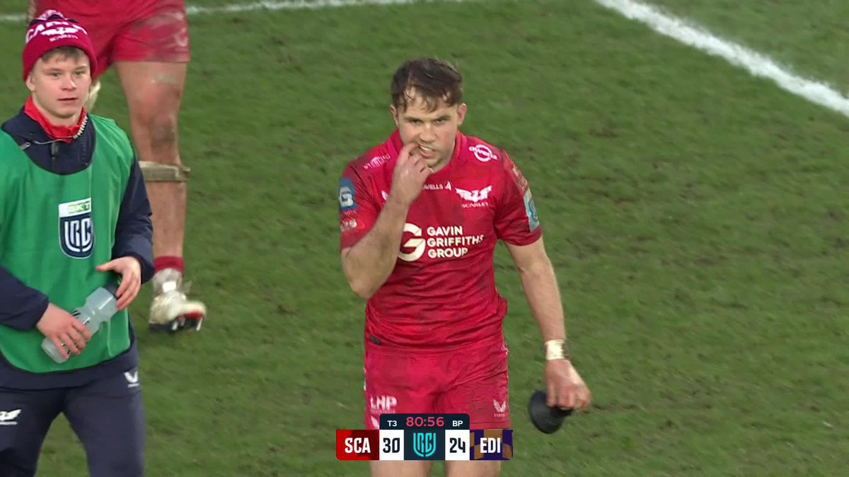 Victory for Scarlets Rugby 🔴 Ioan Lloyd kicks between the posts for the final score of the game against Edinburgh 👏