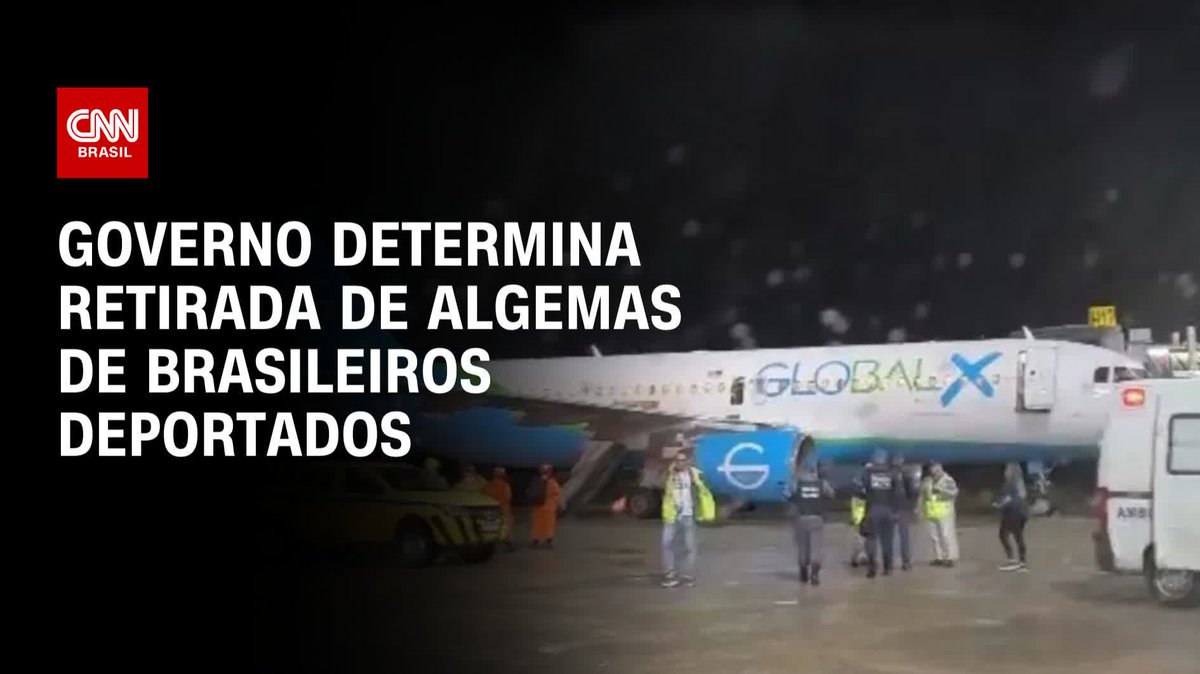 O ministro da Justiça determinou a retirada de algemas de 88 brasileiros deportados dos Estados Unidos para Minas Gerais. Em nota, a pasta afirmou que a tentativa de manter o grupo algemado foi um “flagrante desrespeito aos direitos dos cidadãos brasileiros”. #CNNBrasil