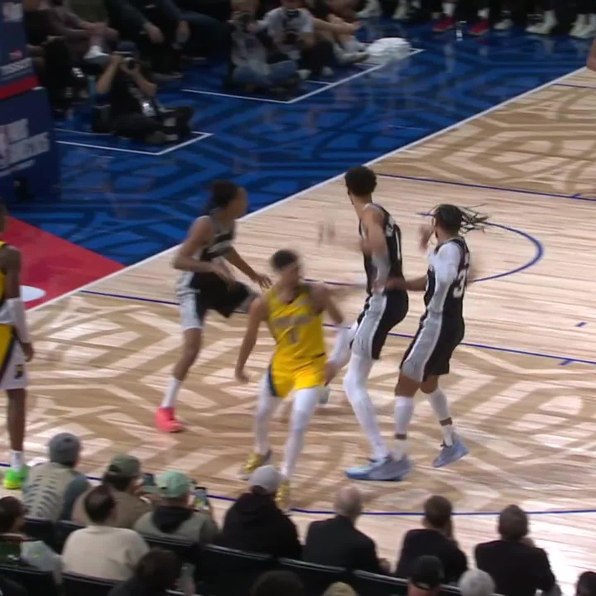 TYRESE HALIBURTON. NO-LOOK DIME 😮💨 #AllAccessParis