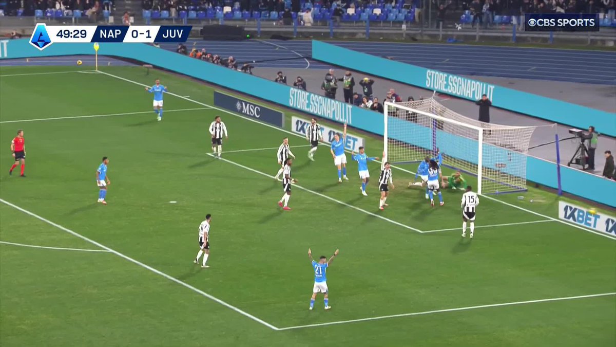 Michele Di Gregorio with a split-second save for Juventus! 😱🧤