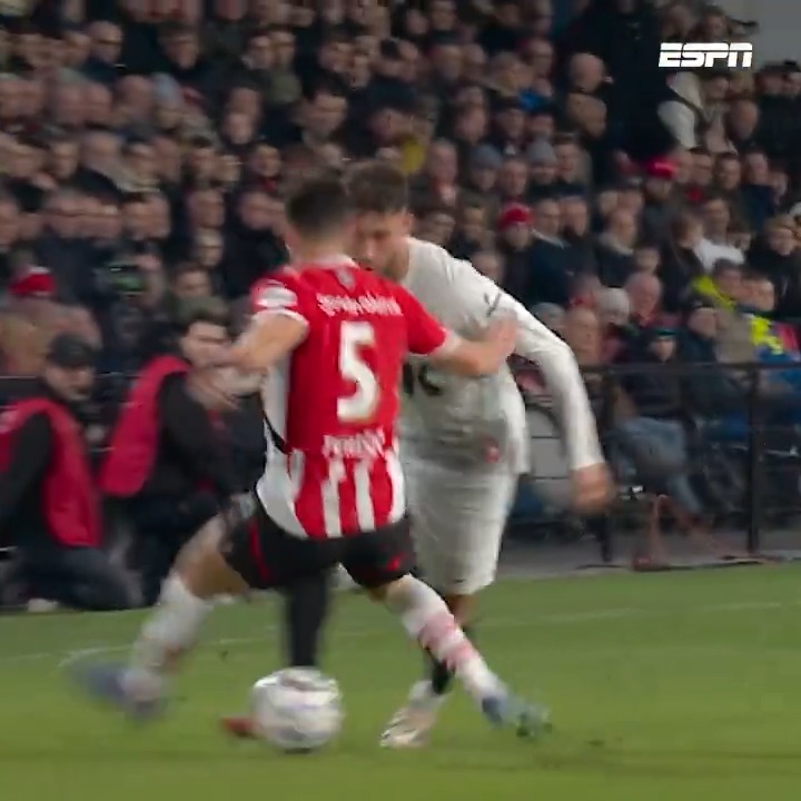Ontsnapt Ivan Perišić hier aan een rode kaart? 🤔🟥 #psvnac