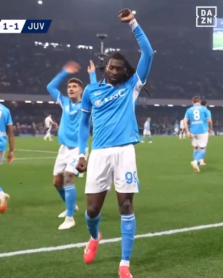 𝑨𝑵𝑮𝑼𝑰𝑺𝑺𝑨 𝑫𝑶𝑴𝑰𝑵𝑨𝑵𝑻𝑬 💪 Sale in cielo per segnare di testa ✈️ #NapoliJuve #SerieAEnilive #DAZN