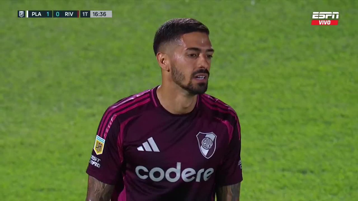 Lo tuvo Lanzini tras un gran centro de Montiel, pero la pelota le picó mal en el momento del remate.