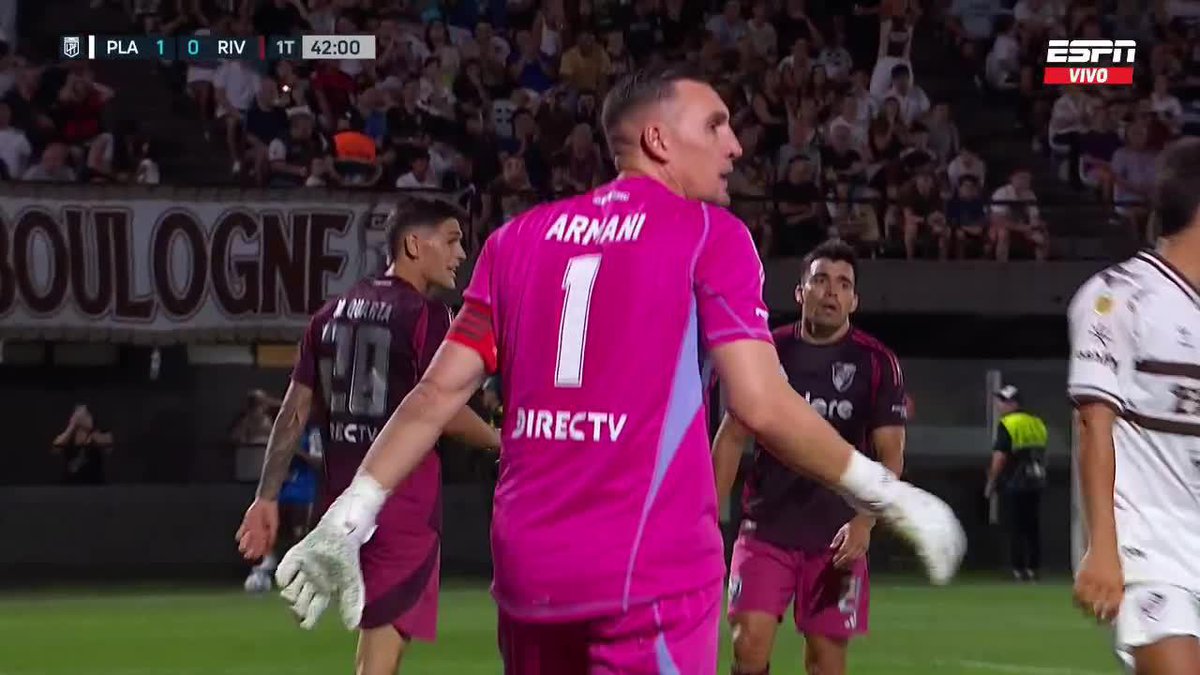 Muy floja salida de Enzo Pérez y buena atajada de Armani, casi el 0-2 de Platense.