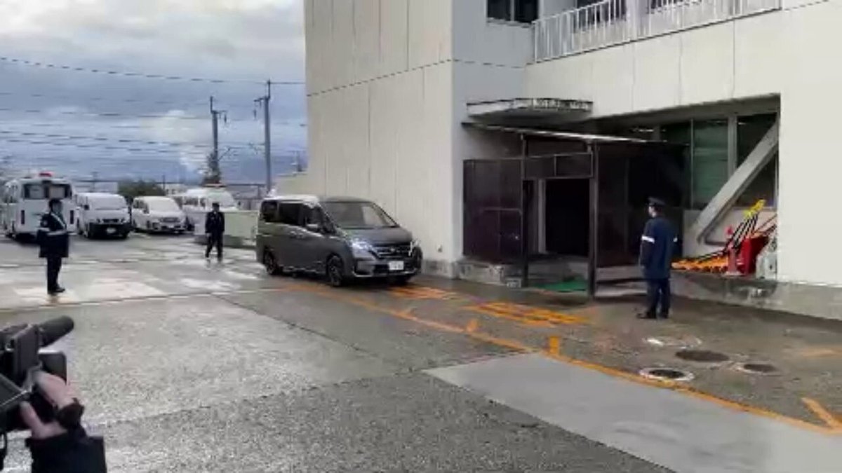 長野駅前３人殺傷事件で、警察は長野市西尾張部の無職 矢口雄資容疑者４６歳を逮捕。午前７時半過ぎ、警察署に身柄が移されました。