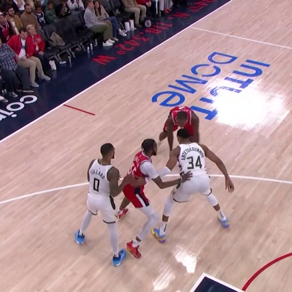 KAWHI IN HIS BAG 🎒 Split Dame and Giannis then got the reverse layup 😮💨