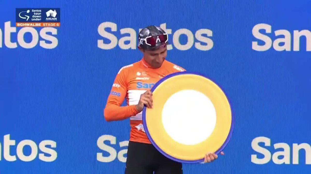 El campeón es de Ecuador 😍 Jhony #Narvaéz recibió el premio por ganar el #TourDownUnder.