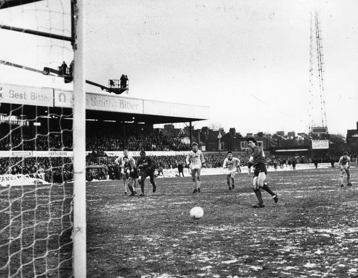 📺 The moment Keith Houchen scored from the spot to knock Arsenal out of the FA Cup back in 1985. Called by the late great John Motson. ❤️ #YCFC 🔴🔵