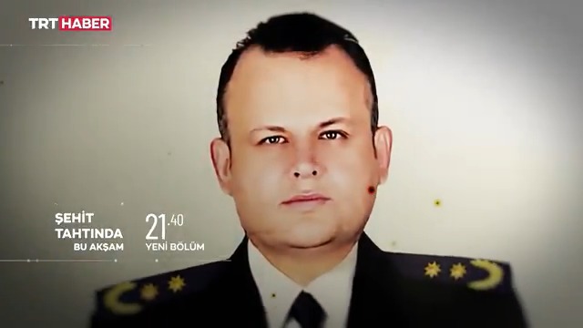 📌Adı gibi bir Vefa. Onu bizden daha da çok sevenler varmış meğer… 📌Bu mertebe herkese kısmet olmaz, demek ki bu mertebeyi çok hak ediyormuş. Şehidimiz Emniyet Müdürü Vefa Karakurdu'nun hikayesini ailesi anlattı. Şehit Tahtında bugün 21.40’ta TRT HABER’de.