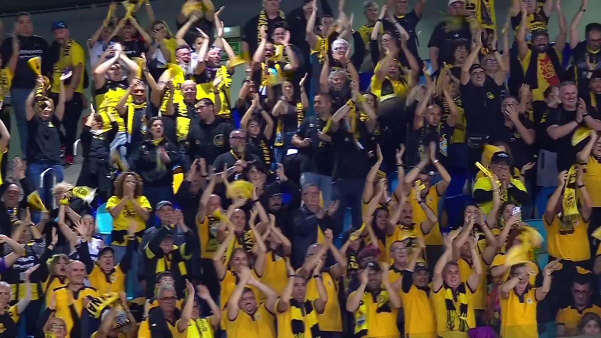 💛 ¡La CELEBRACIÓN entre la plantilla del La Laguna Tenerife y su AFICIÓN, haciéndose escuchar en Gran Canaria! Ganar un derbi mola, ¿eh? 📺Basket en Movistar Plus | #ConectaConTuPasión