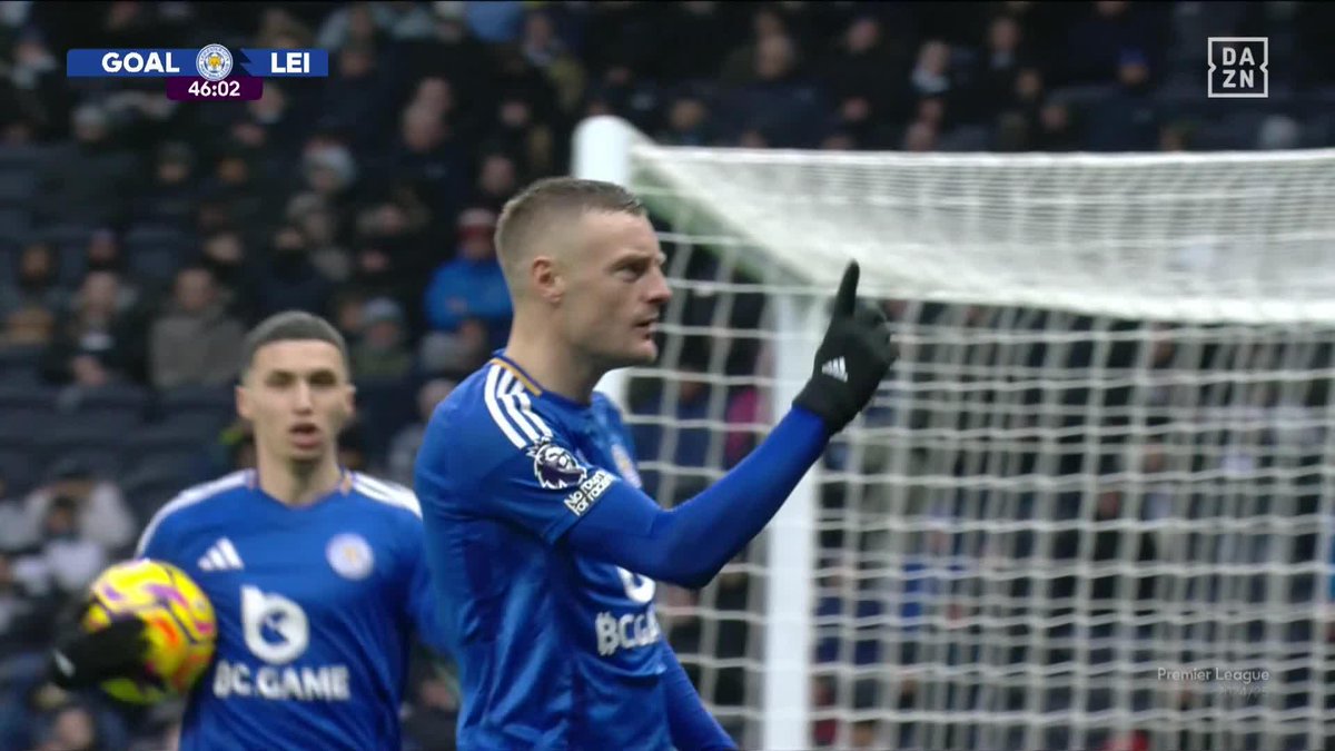 “Nosotros: 1, vosotros: 0” 🫢 Es Jamie Vardy marcando a sus 38 años. Es Jamie Vardy recordándole al Tottenham cuántas Premier League tienen cada uno. #PremierLeagueaDAZN ⚽️🏴󠁧󠁢󠁥󠁮󠁧󠁿