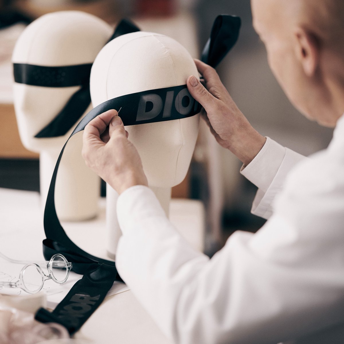 After statement-making appearances on clothes and footwear, discover how the signature bows of #DiorWinter25 by Kim Jones graced the runway as attention-getting ribbon masks concealing the models eyes, courtesy of Stephen Jones and Flávio Juán Núñez.