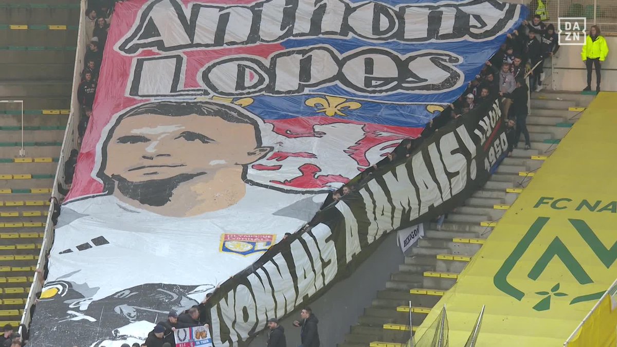 🤩 | Le tifo des supporters lyonnais à l'effigie d'Anthony Lopes ! 🔝🔥#FCNOL