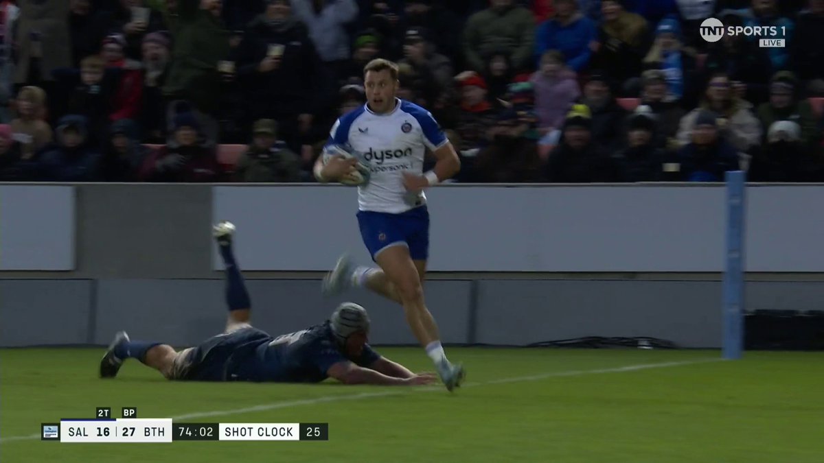 Tom Carr-Smith out of nowhere! What a bonus-point try for Bath 🤩 #SALvBAT #GallagherPrem