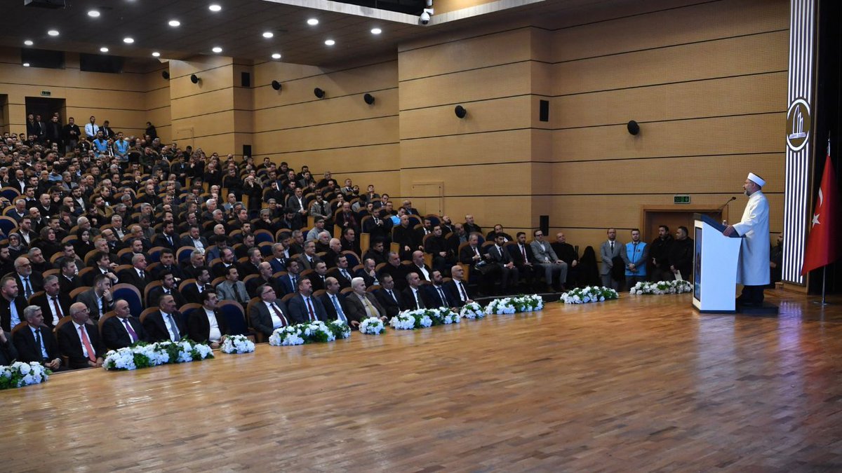 “Aile bizim en önemli kurumumuz, toplumun bel kemiği, çekirdeğidir.” Zonguldak Bülent Ecevit Üniversitesi Sezai Karakoç Kültür Merkezi’nde gerçekleştirilen programda din görevlilerimiz ile bir araya geldik.