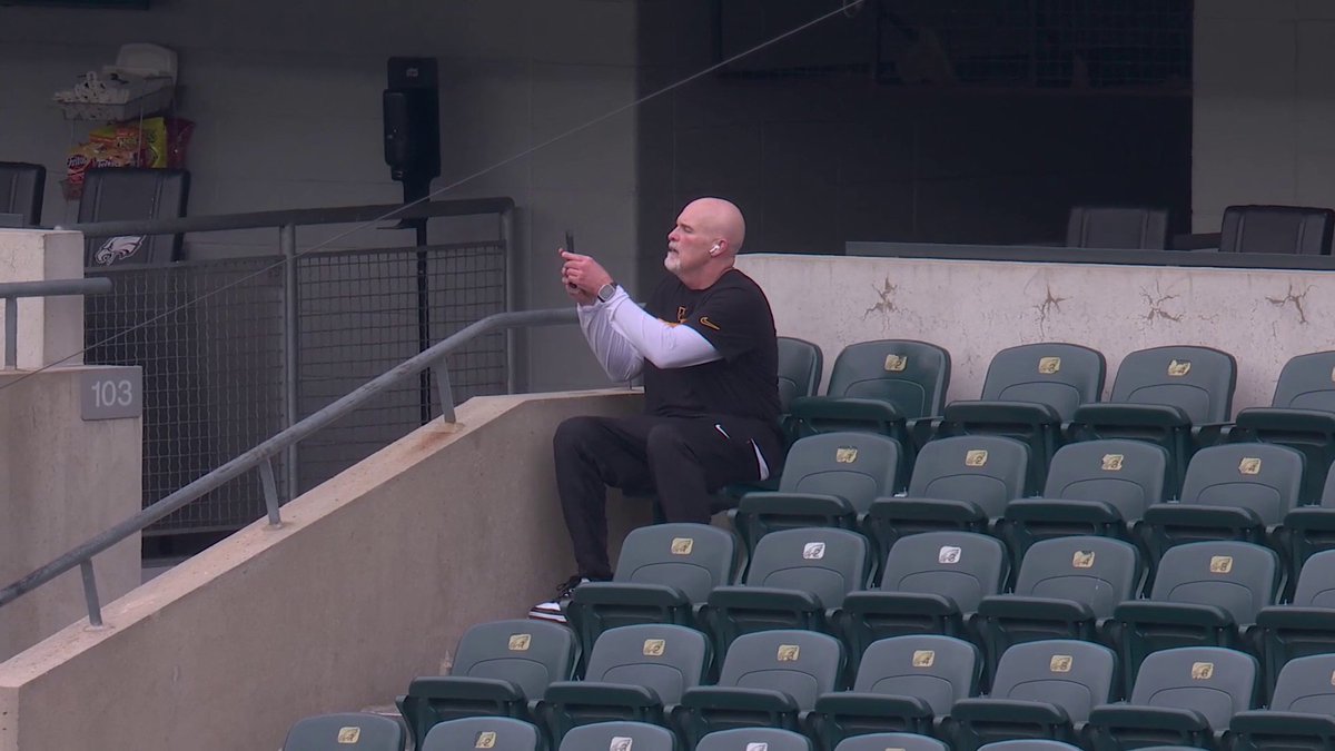 Dan Quinn warming up in the stadium ahead of the NFC Championship 🙌 (via FOX Sports: NFL) 📺: #WASvsPHI — 3pm ET on FOX 📱: Stream on NFL+