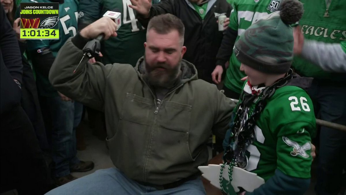 Jason Kelce got beat on the bench press by this young Eagles fan in the tailgate lot 🤣