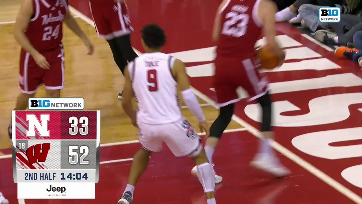 Do not jump with John Tonje 🫣 (via FOX College Hoops)