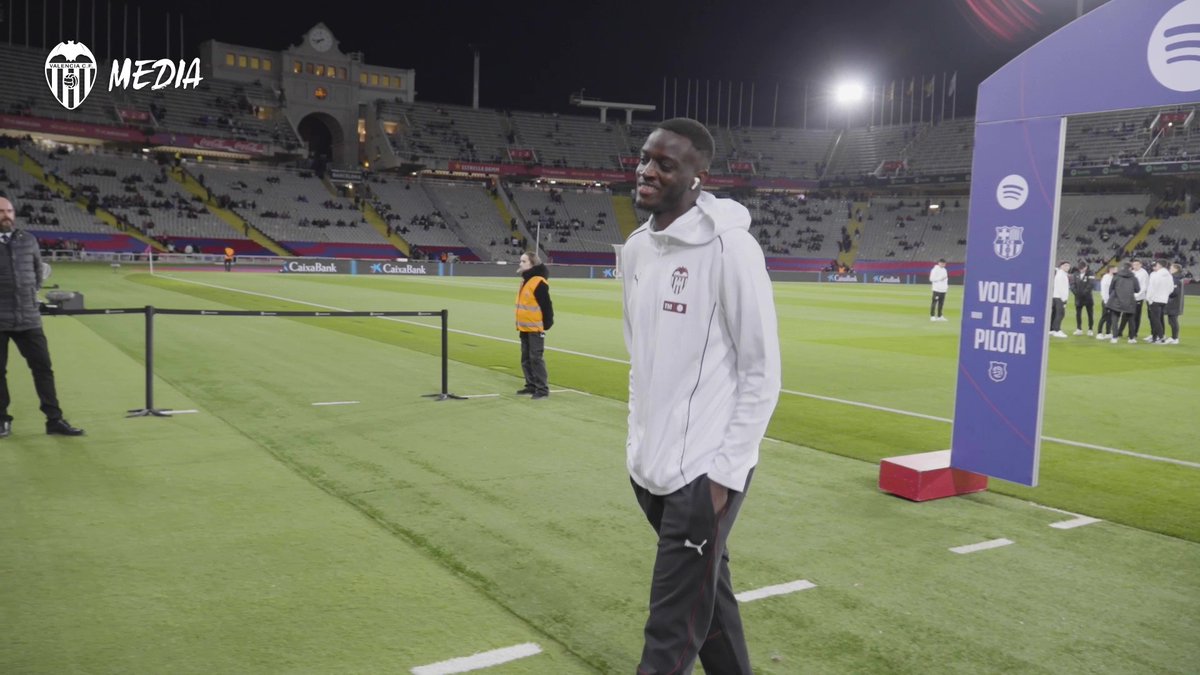🎥 Así han llegado nuestros jugadores al Estadio Olímpico de Montjuic 🏟️ #BarçaValencia #ADNVCF