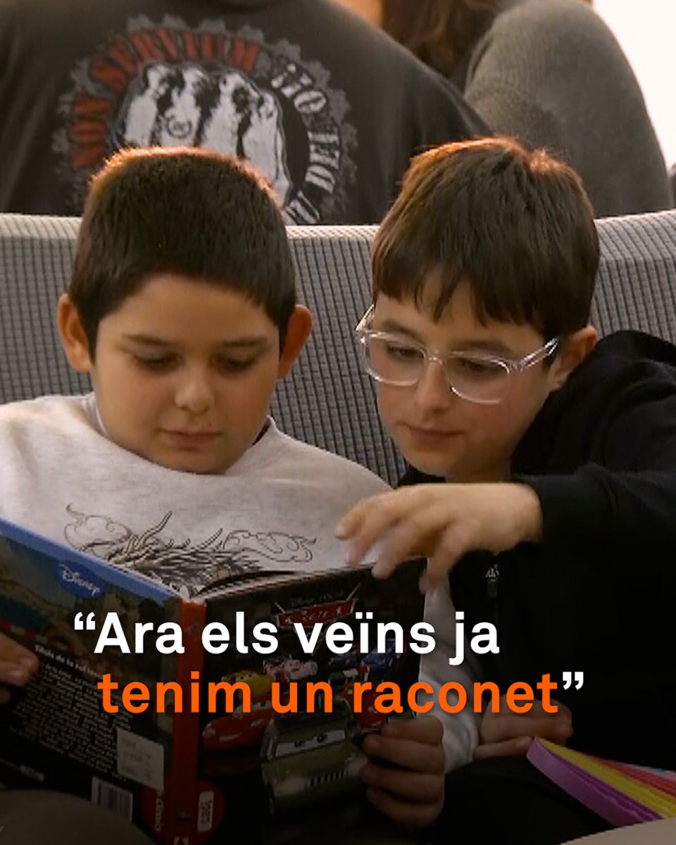 “Entre tots ho hem fet tot.” Han creat una biblioteca i la gestionen els veïns del poble. Tot i que encara els falten més llibres, s'ha convertit en un punt de trobada per als habitants de Sanaüja. “Ja tenim un raconet per als qui ens agrada llegir”