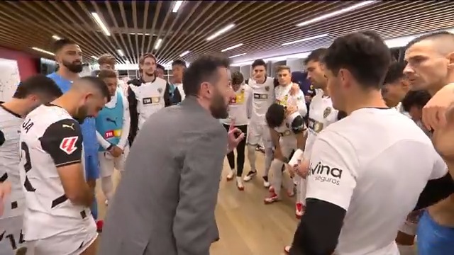 🧡 PURA MOTIVACIÓN. 🗣 ¡Así hablaba Carlos Corberán a los jugadores del Valencia CF antes del #BarçaValencia! #LALIGAEASPORTS | #BehindLALIGA