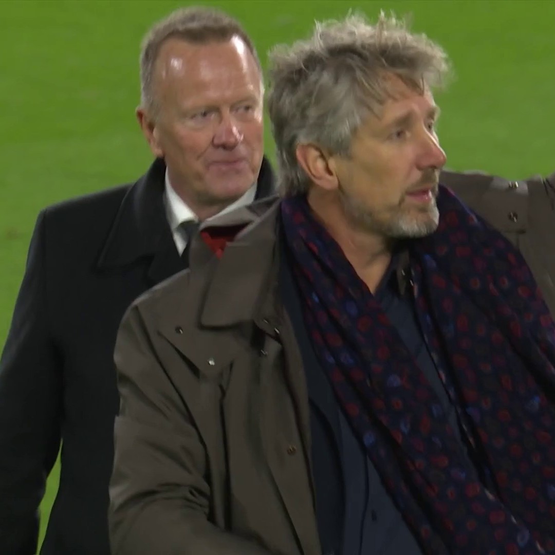 Edwin van der Sar shows his love to the Fulham and Man Utd faithful at half time ❤️ A combined 10 years of his career spent at these two teams.