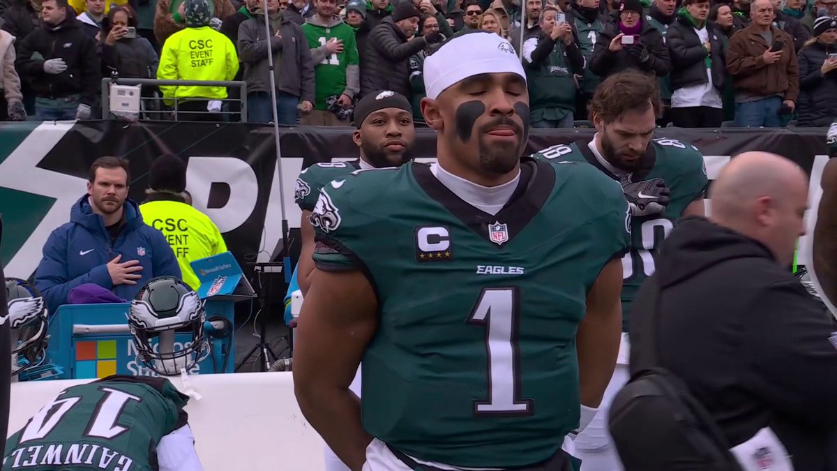 Philadelphia ante el himno de Estados Unidos. B R U T A L