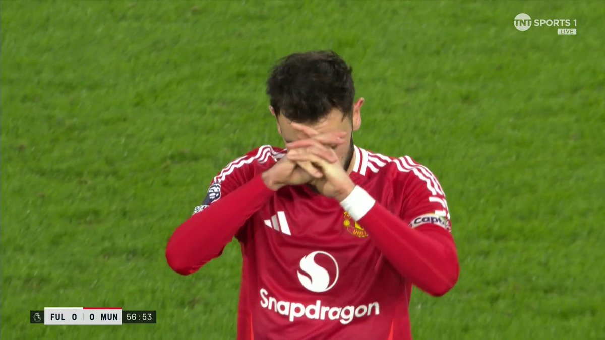 Close from Bruno Fernandes as his low free-kick goes inches wide of the post 🤏 📺 TNT Sports &amp; discovery+ UK
