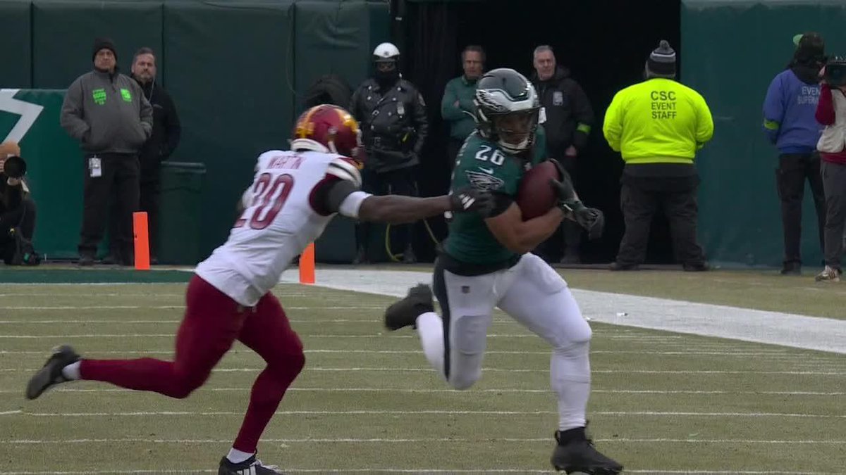 SAQUON CRIBBED IT ON THE FIRST PLAY FROM SCRIMMAGE 🦅🏠 (📺 FOX)