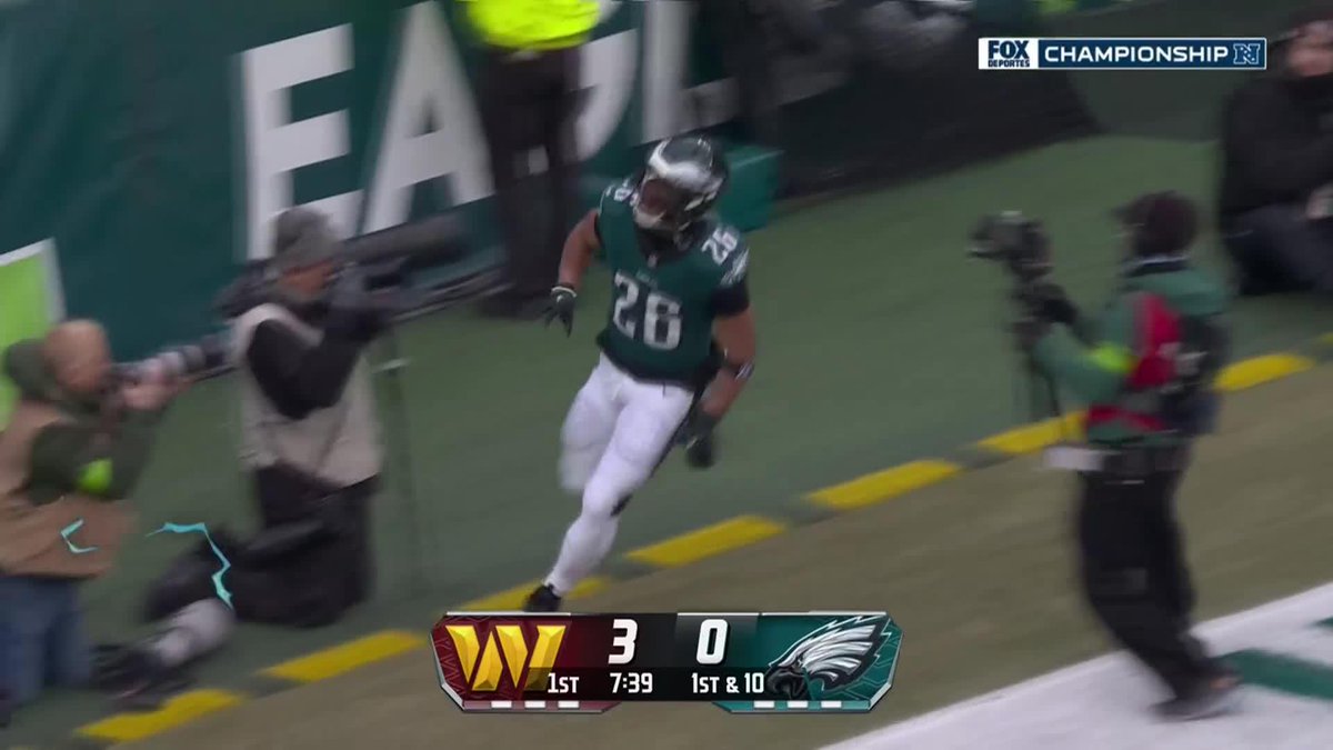 ¡CALMA! ¡CALMA! 🥵 El TOUCHDOWN de Saquon Barkley para los Philadelphia Eagles... ¡DE MÁS DE 60 YARDAS! 🤯 Podría seguir corriendo hasta mañana 🔥 #NFLenDAZN 🏈