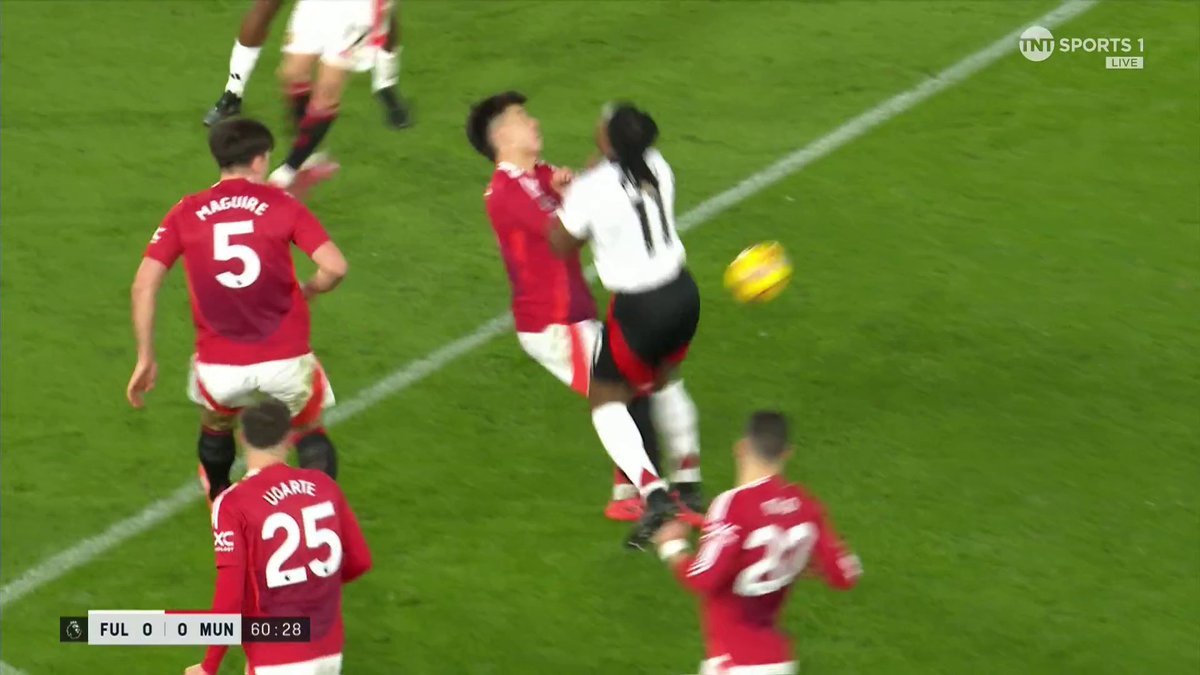 Huge collision 💥 Lisandro Martinez may have gotten away with one for his challenge on Adama Traore 👀 📺 TNT Sports & discovery+ UK