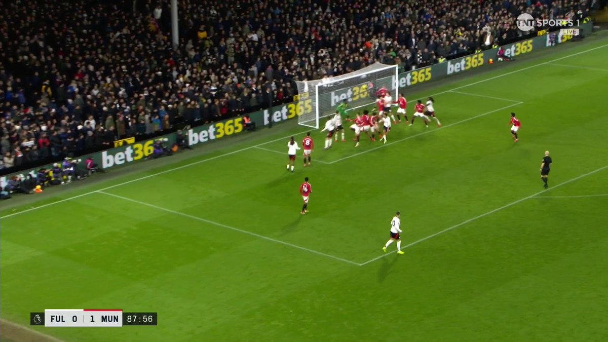 OFF THE LINE! 😱 Fulham so close to a late equaliser as Andersen's header looks goalbound, but Collyer is there to clear at the back post! 📺 TNT Sports & discovery+ UK