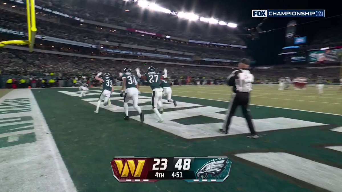 The Eagles are having a blast out there 😂 📺: FOX