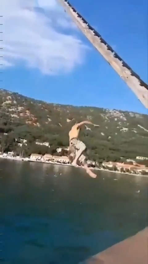 Well, I have a feeling he was trying to land in the water but... 👀🤨 #Fail #nope #darwin #RopeSwing #swimming #IQtest