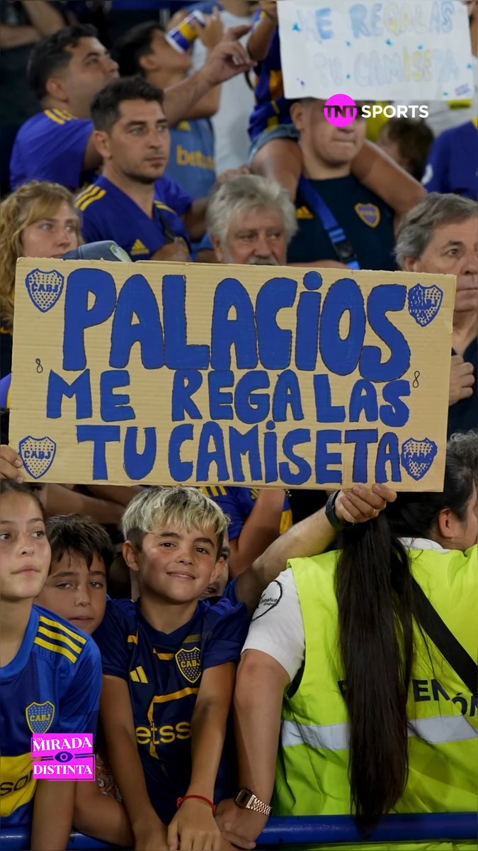 Carlos Palacios, flamante refuerzo de Boca, le regaló su pantalón a un pequeño hincha Xeneize 👏 #UnaMiradaDistinta