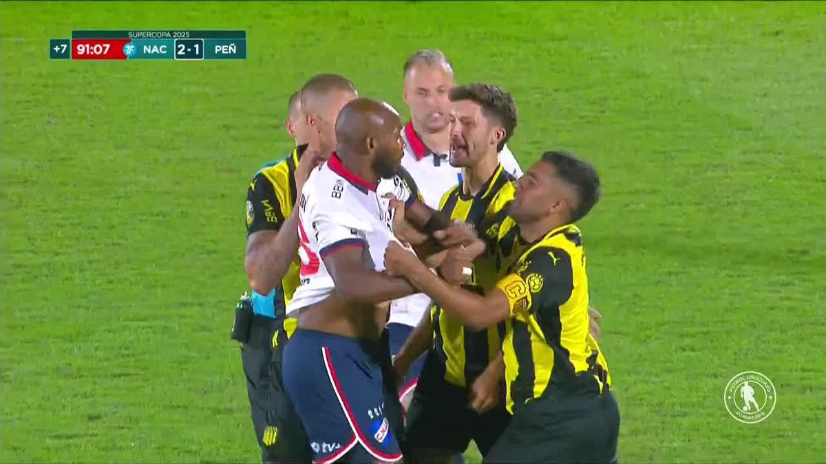 SE AGARRARON EN NACIONAL-PEÑAROL. CUATRO EXPULSADOS. 😅🇺🇾