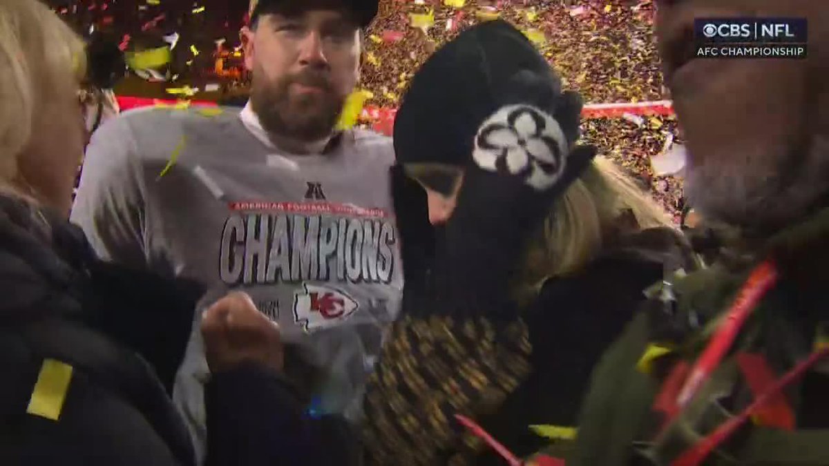 taylor and travis on the field, celebrating the afc championship win a thread 💕