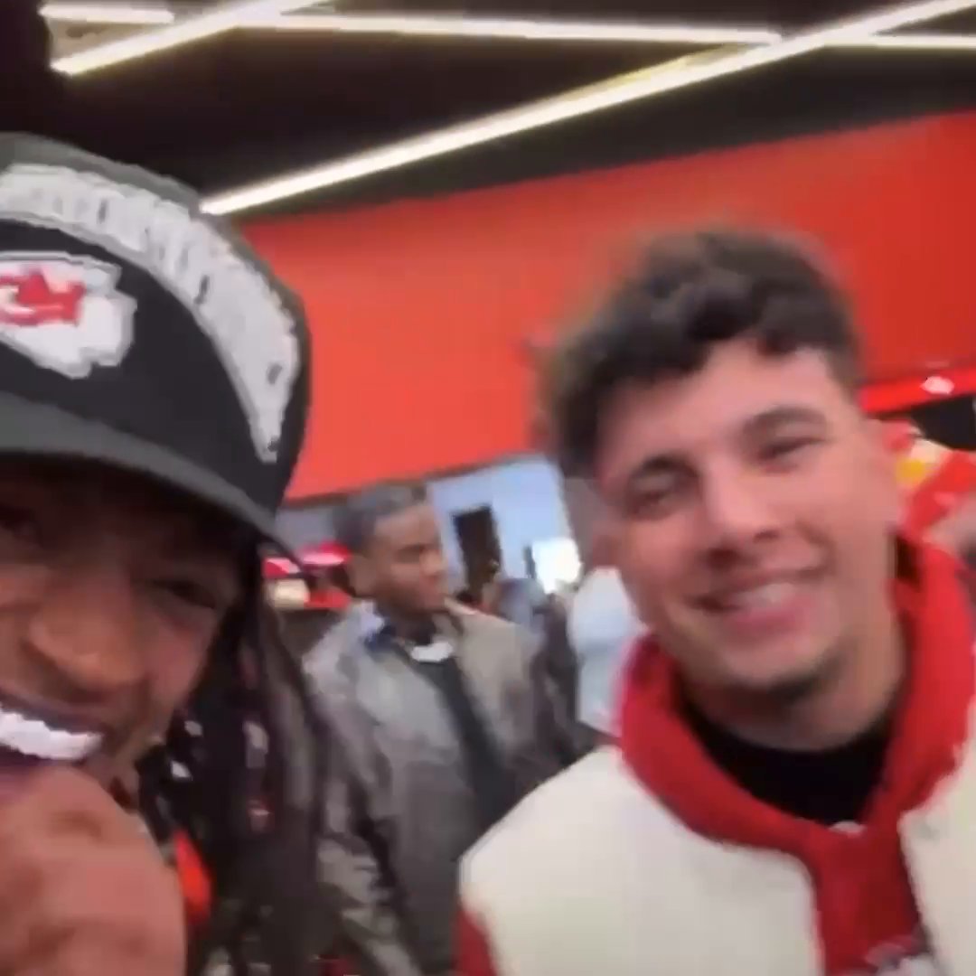 "That ain't Pat." 😂 Nebraska QB Dylan Raiola was in the Chiefs locker room after their AFC Championship win 😅 (via Isiah Pacheco)