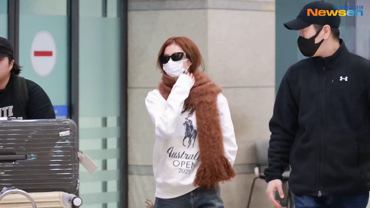 Sana has arrived back in Korea from Australia.