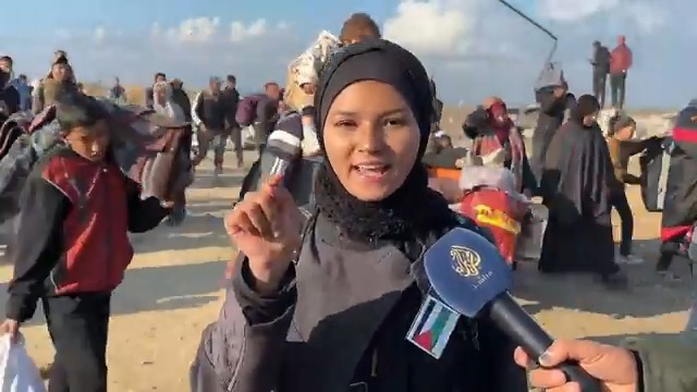 "يا محتل، الأرض لنا والتاريخ لنا، وسلام علينا بما صبرنا".. فتاة من حي الشجاعية المدمر تنشد قصيدة في معنى الصمود والتمسك بالأرض #حرب_غزة #الأخبار