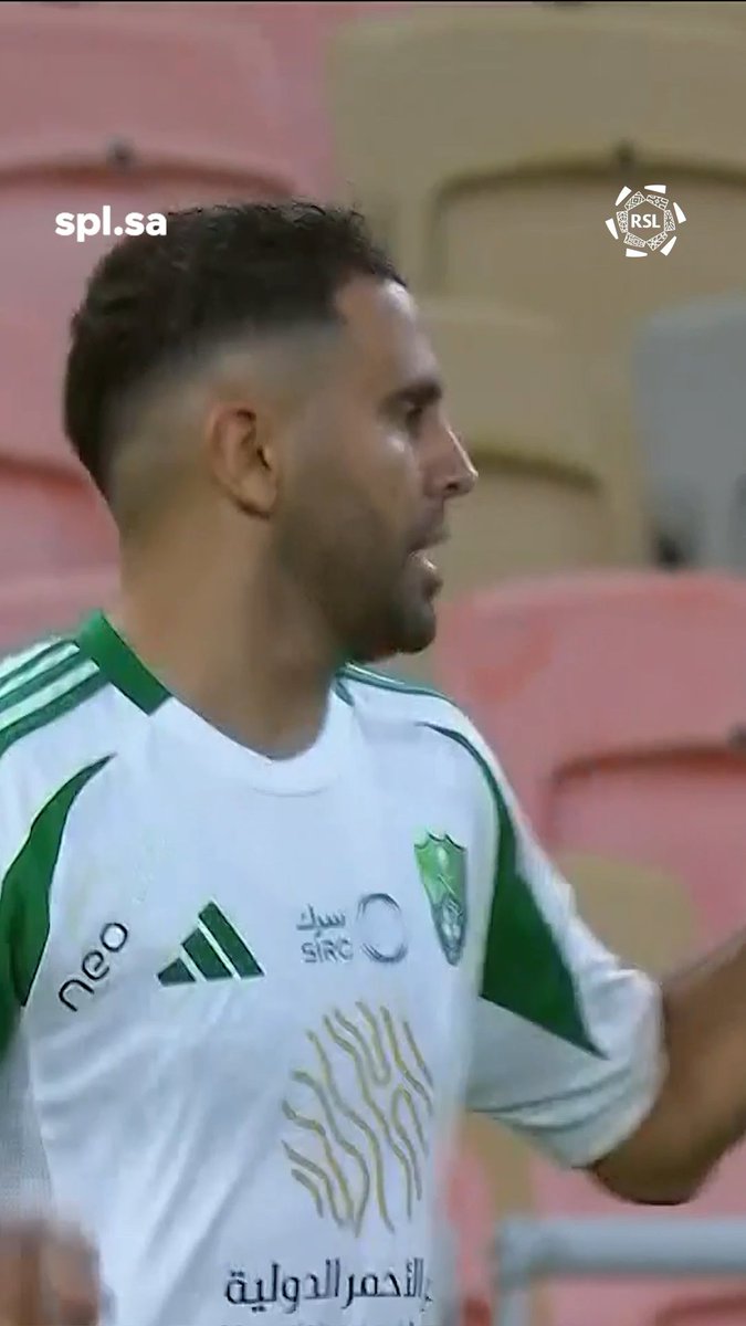 Riyad Mahrez est juste FOU ! 🤯🇩🇿 Cette première touche de balle et cette finition, on ne peut qu’applaudir. 👏🏽😳 Le meilleur dans ce domaine ? 🎥 (دوري روشن السعودي)