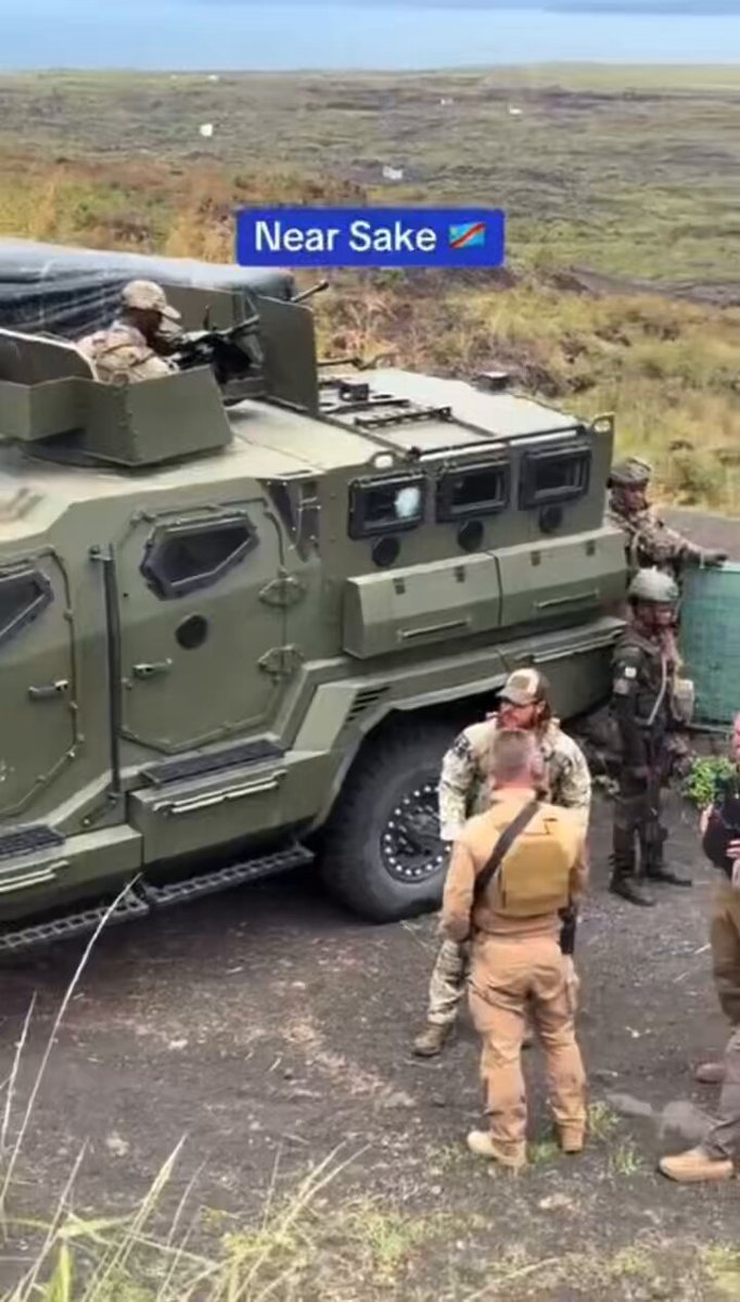 Le M23 Rwanda 🇷🇼 combat les forces de la RDC🇨🇩 pour prendre le contrôle de Goma, des mercenaires étrangers ont été repérés gardant des sites miniers. On se bat contre le Rwanda 🇷🇼 et tous les autres pays blancs qui sont derrière. Je vous rappelle aussi que l’ONU 🇺🇳 est sur place à Goma, n’intervient pas. C’est pour bien voler nos richesses.