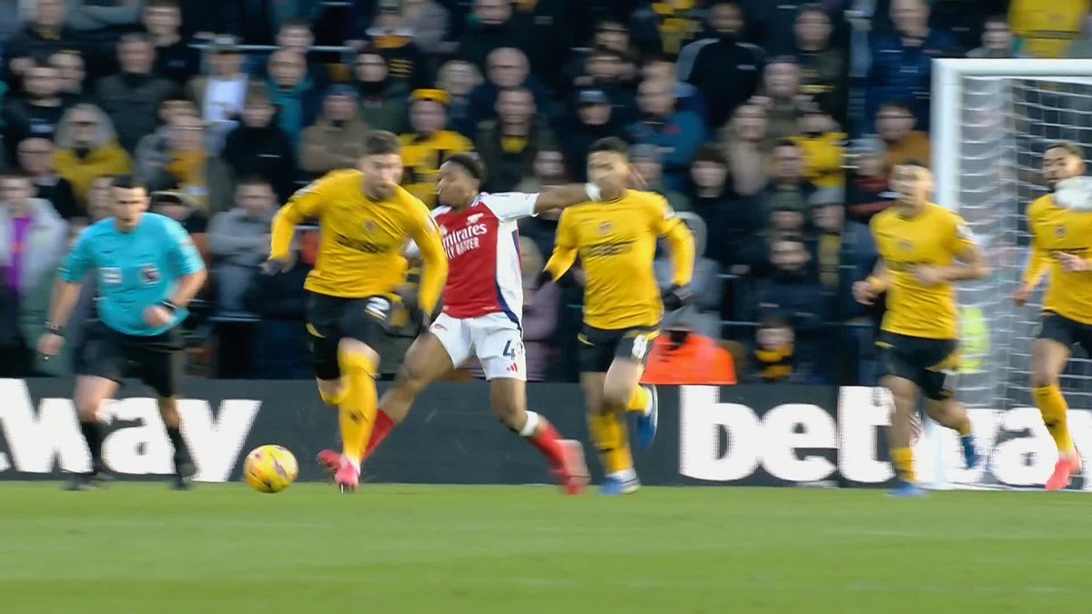 "I think it's a yellow card" 🟨 Dermot Gallagher says Myles Lewis-Skelly should have received a yellow card instead of red against Wolves over the weekend ⚽️